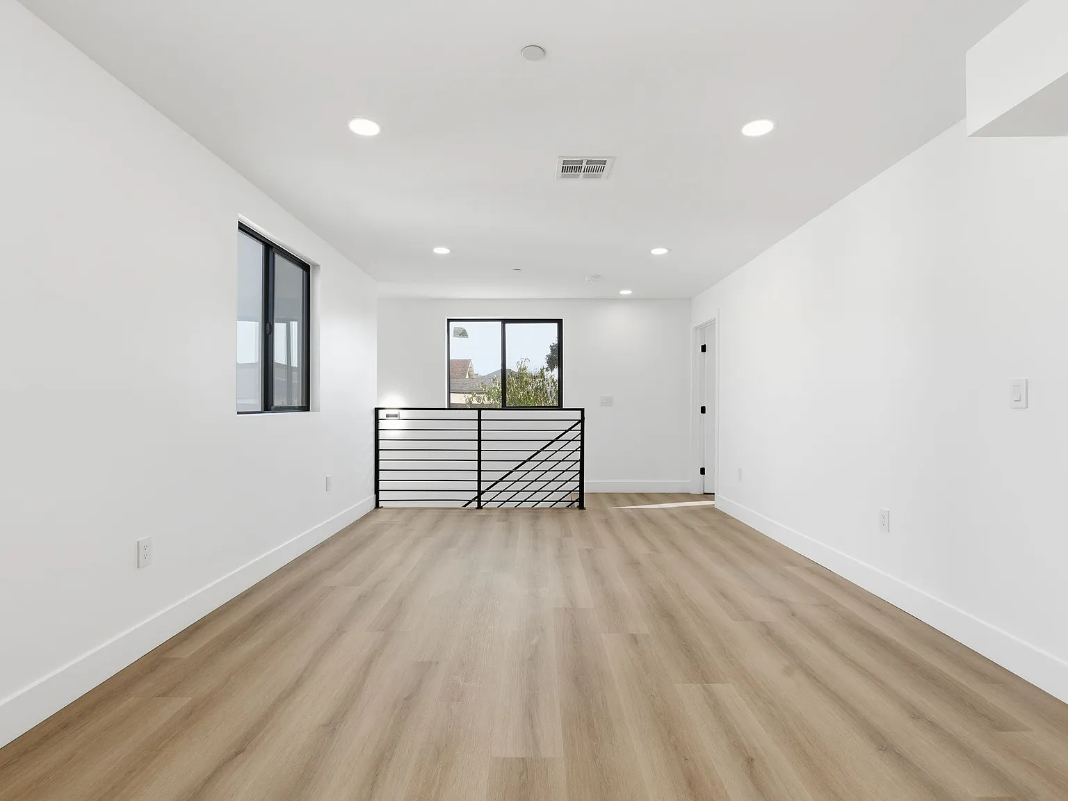 5 bed, 2399 sqft, $4,500 — Photo 3