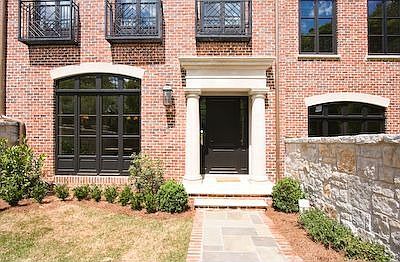 HANDSOME ENTRY TO THE HOME