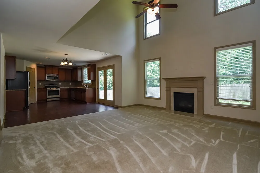 5 bed, 3.0 bath, 2400 sqft, $2,610 — Photo 2