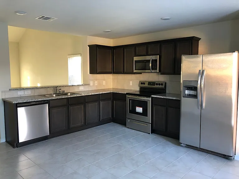 1008 Emerald Dr — Photo 5