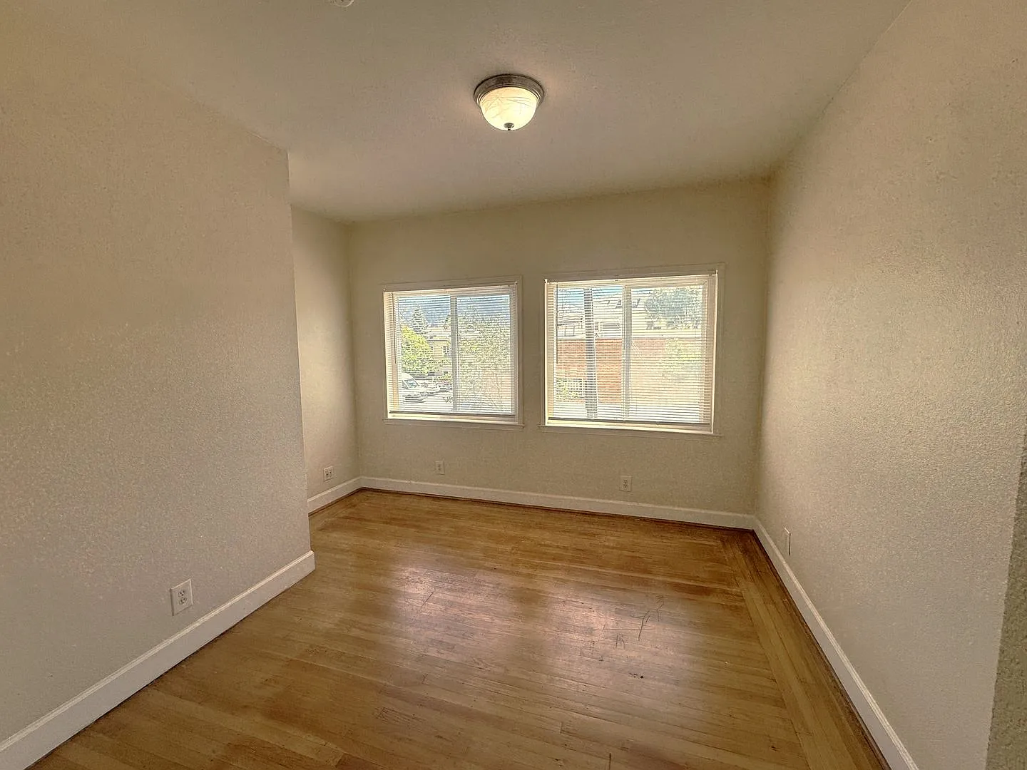 A Bright Sunny 1 bedroom, with Hardwood Floors — Photo 2