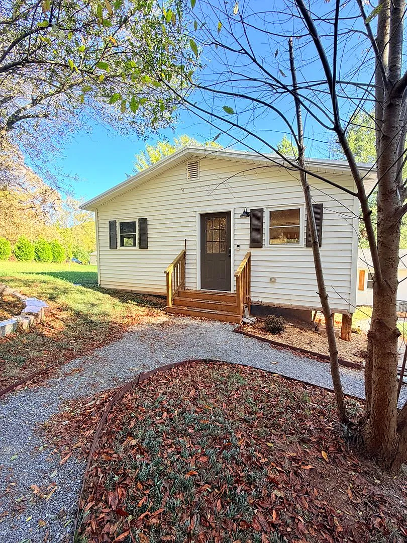 Adorable Furnished 1 Bed 1 Bath With Bonus Room! Dog Friendly! — Photo 2