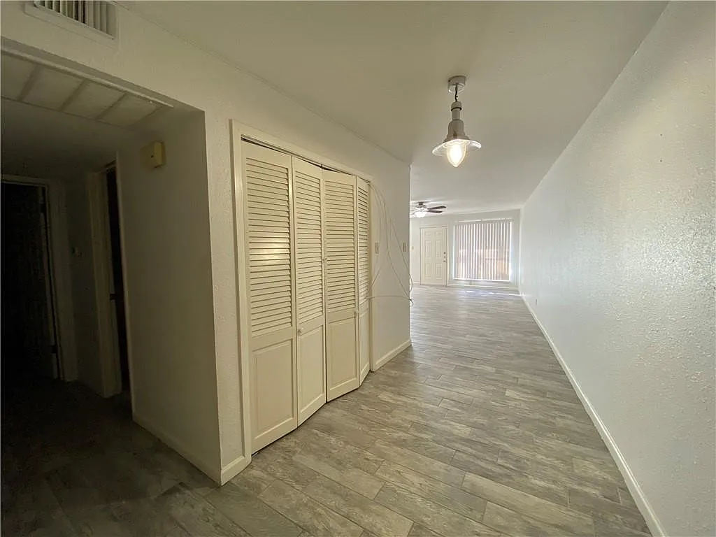 2 bed, 2.0 bath, 1218 sqft, $1,800 — Photo 2