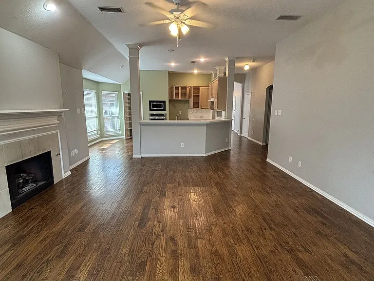 2921 Meadow Glen Dr — Photo 8