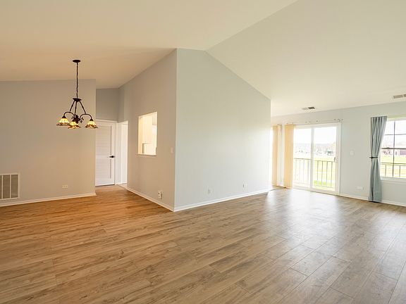 4th image of 629 W Streamwood Blvd Unit B