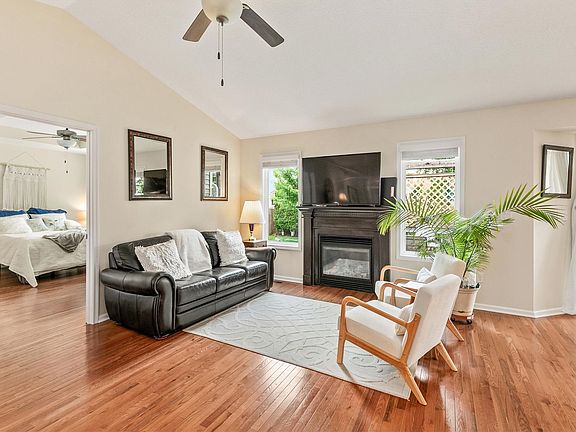2nd image of 4715 NE Briarwood Dr