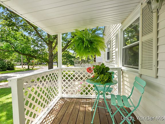 3rd image of 1549 Cambridge Dr SE