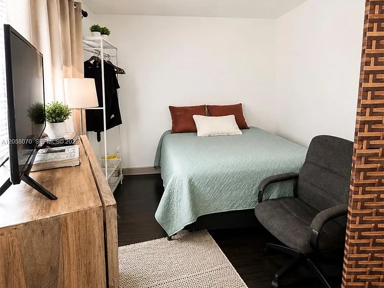 615 NE 7th St #7 — Photo 5
