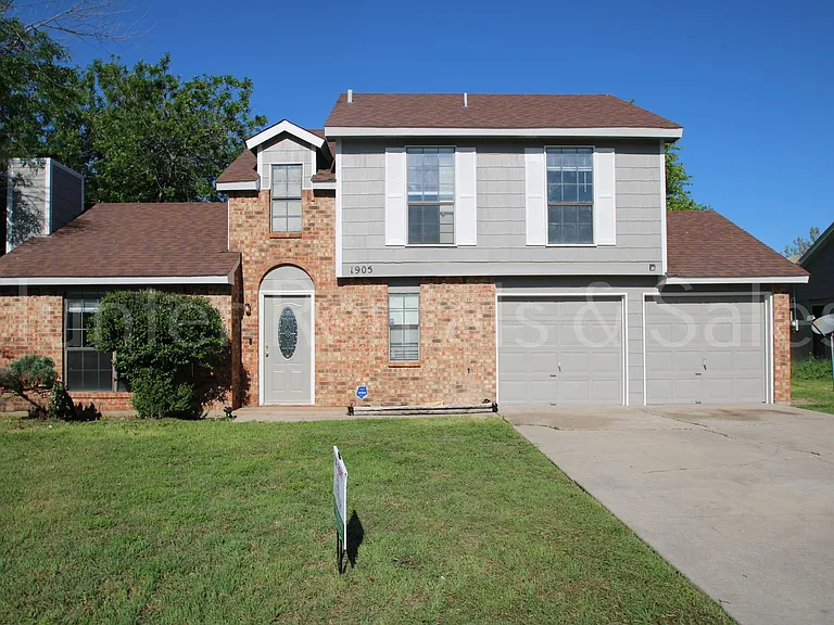 1905 Meadowbrook Dr — Photo 1