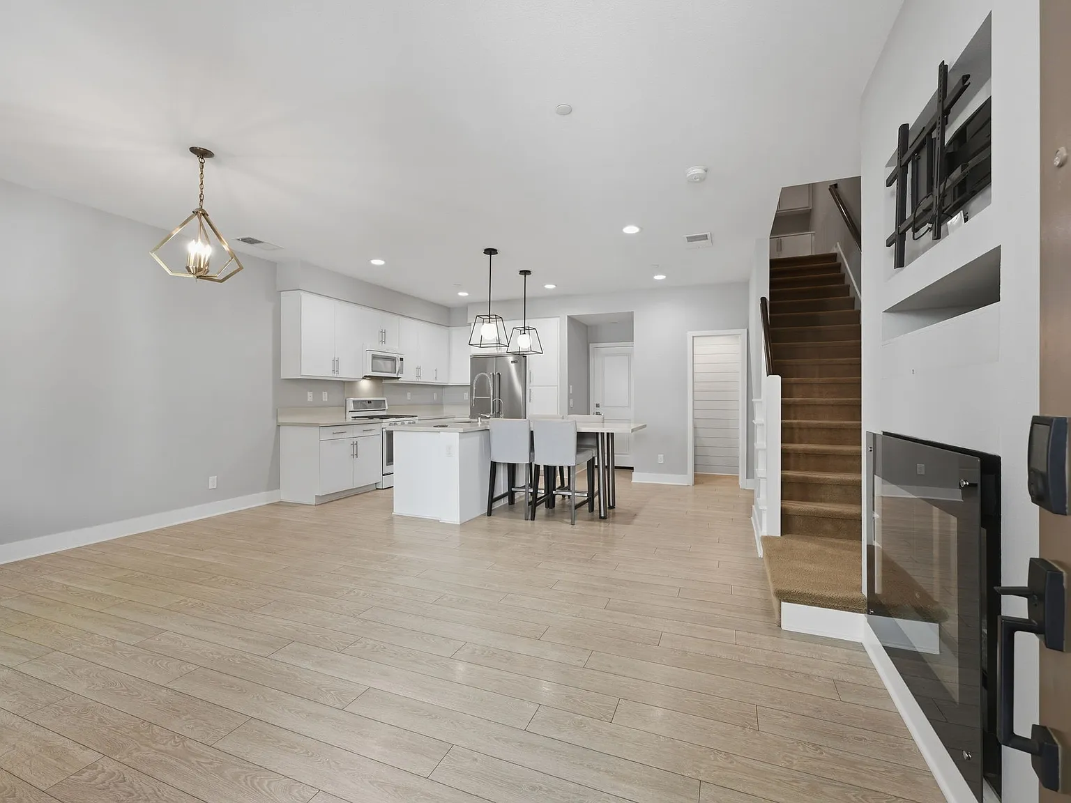 3 bed, 2.5 bath, 1410 sqft, $4,300 — Photo 4