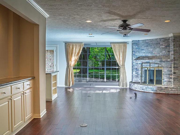1704 Crystal Hills Dr — Photo 3