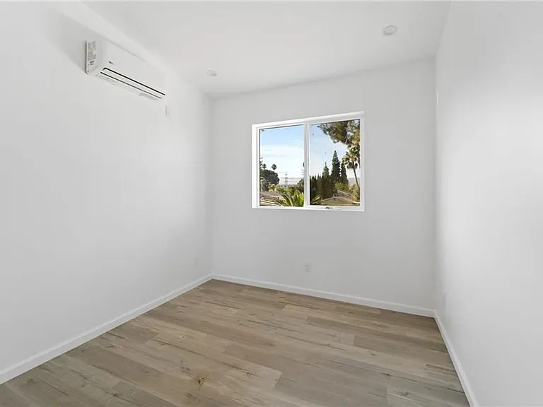 8512 Wilbur Ave — Photo 12