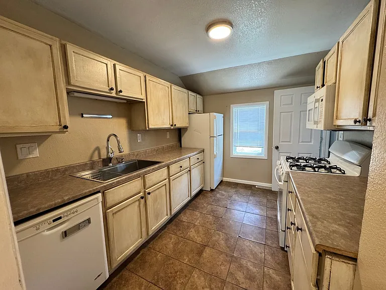 301 S Thornwood Ave — Photo 6