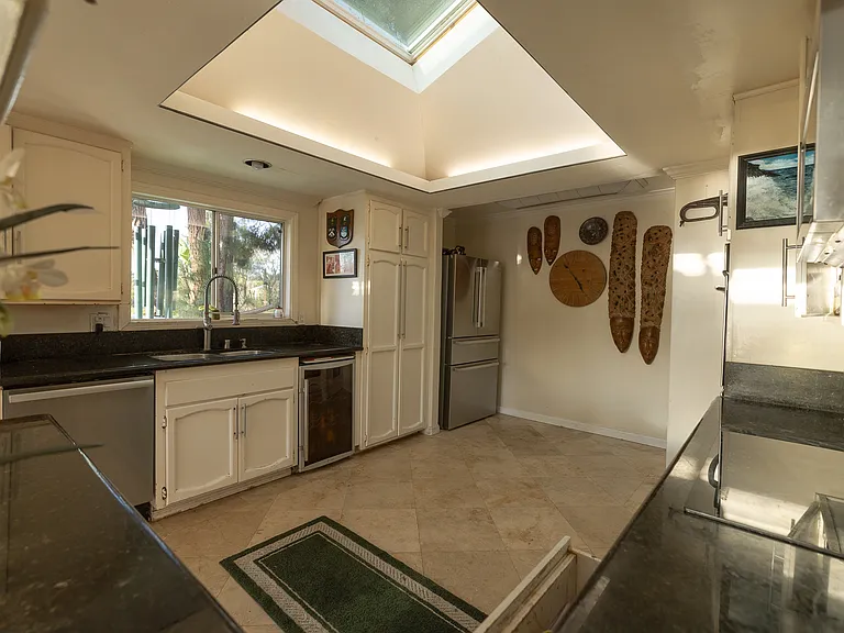 1050 Highland Dr — Photo 7