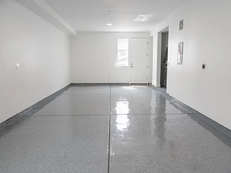 4831 Riverton Ave — Photo 34