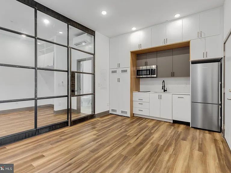 1935 E Hazzard St #304 — Photo 1
