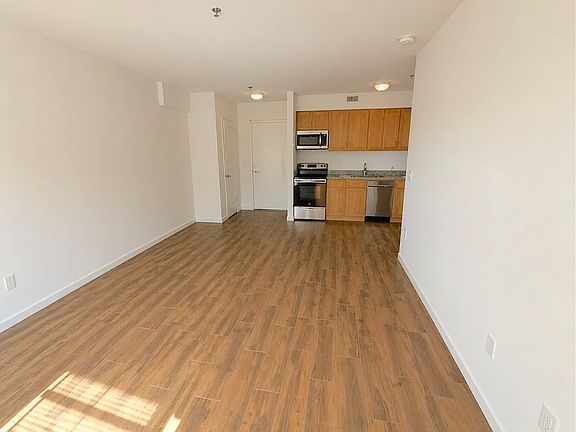 4th image of 31-12 31st St #4