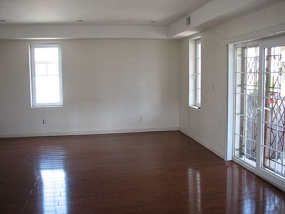 4th image of 239 Bradley Ave