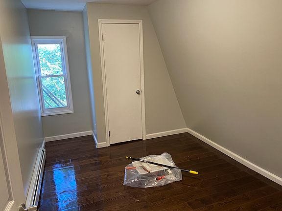 5th image of 423 Hudson Ave #2