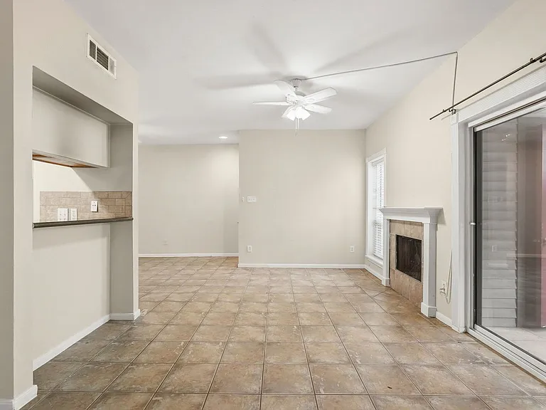 2025 Augusta Dr #605 — Photo 5