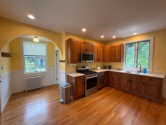 3rd image of 36 Maple Ave