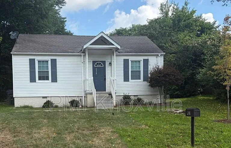2340 Boxwood Ln — Photo 2