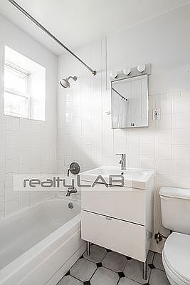 4th image of 42 Clermont Ave #4