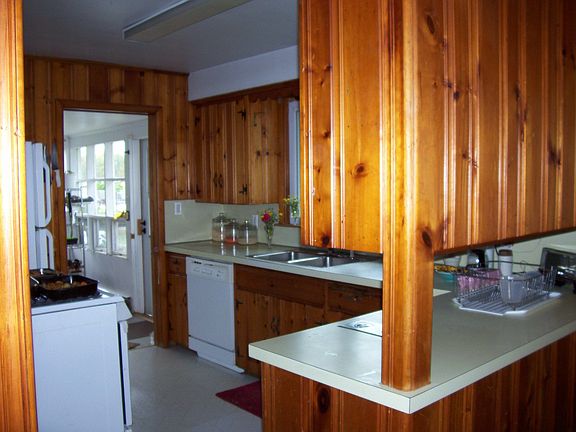 Kitchen with breakfast bar