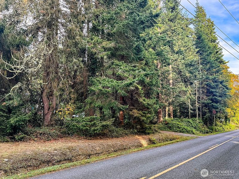 3rd image of 1321 E Marrowstone Road