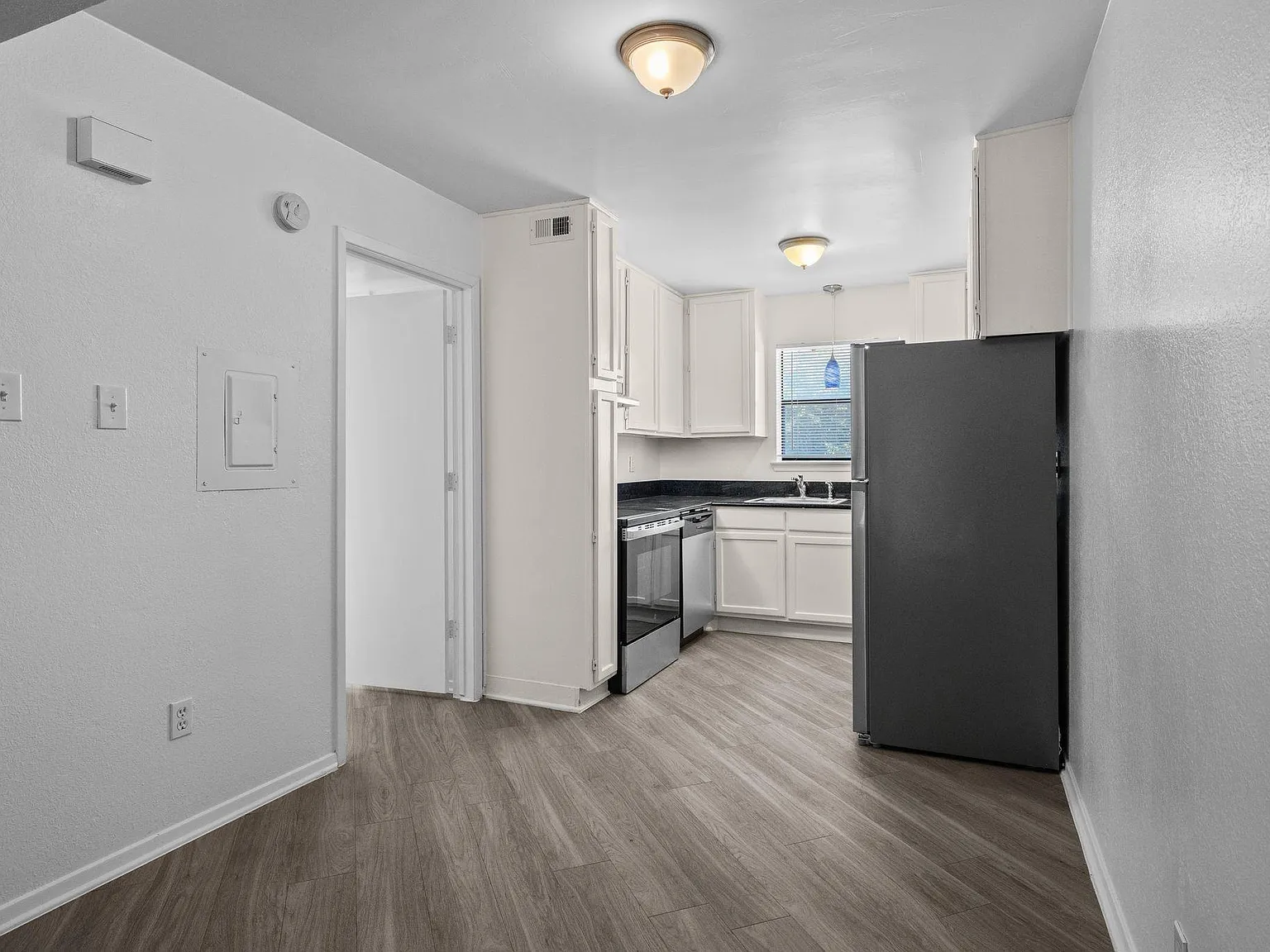 320 E 4th St — Photo 4