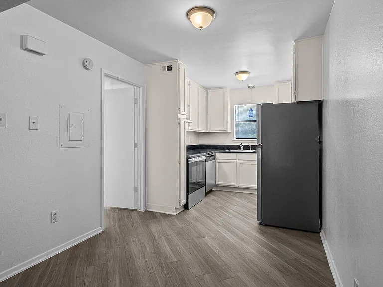 320 E 4th St #106 — Photo 4