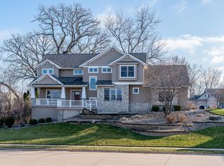 2891 Grandview Dr, Bettendorf, IA 52722