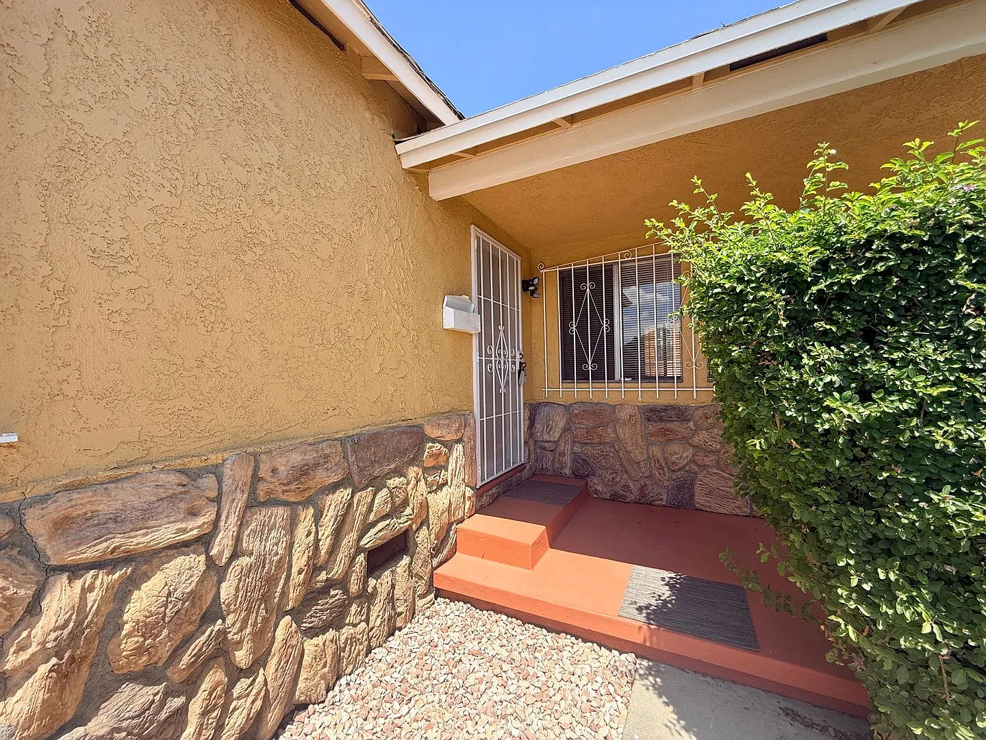 Don't miss this opportunity to lease a beautifully updated home in one of Gardena's most convenie... — Photo 4