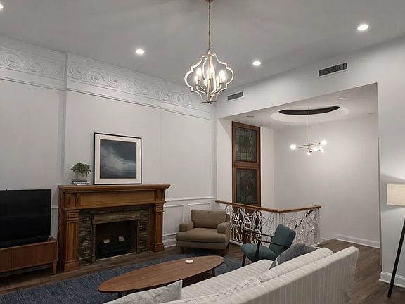 3rd image of 11 W 74th St #1