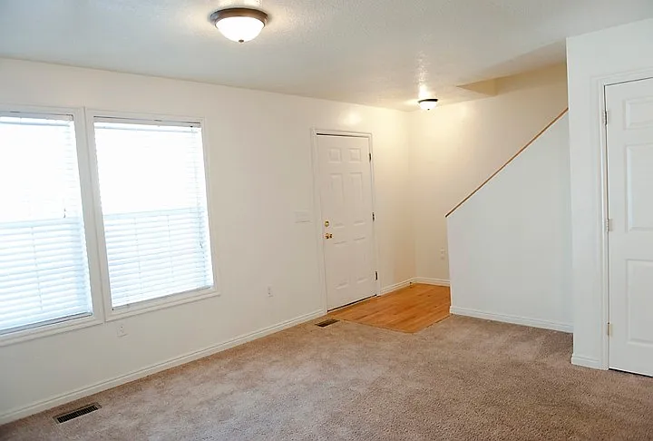 Bountiful 4 Bedroom, 2 Car Garage Townhome — Photo 3