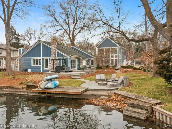 8944 Gittins St, Commerce Township, MI 48382