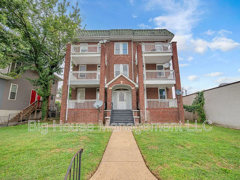 2 bed, 1.0 bath, $1,350 — Photo 2