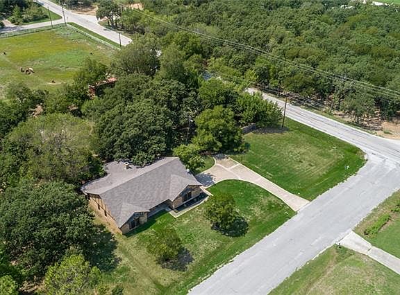 3rd image of 1225 Oak Dr