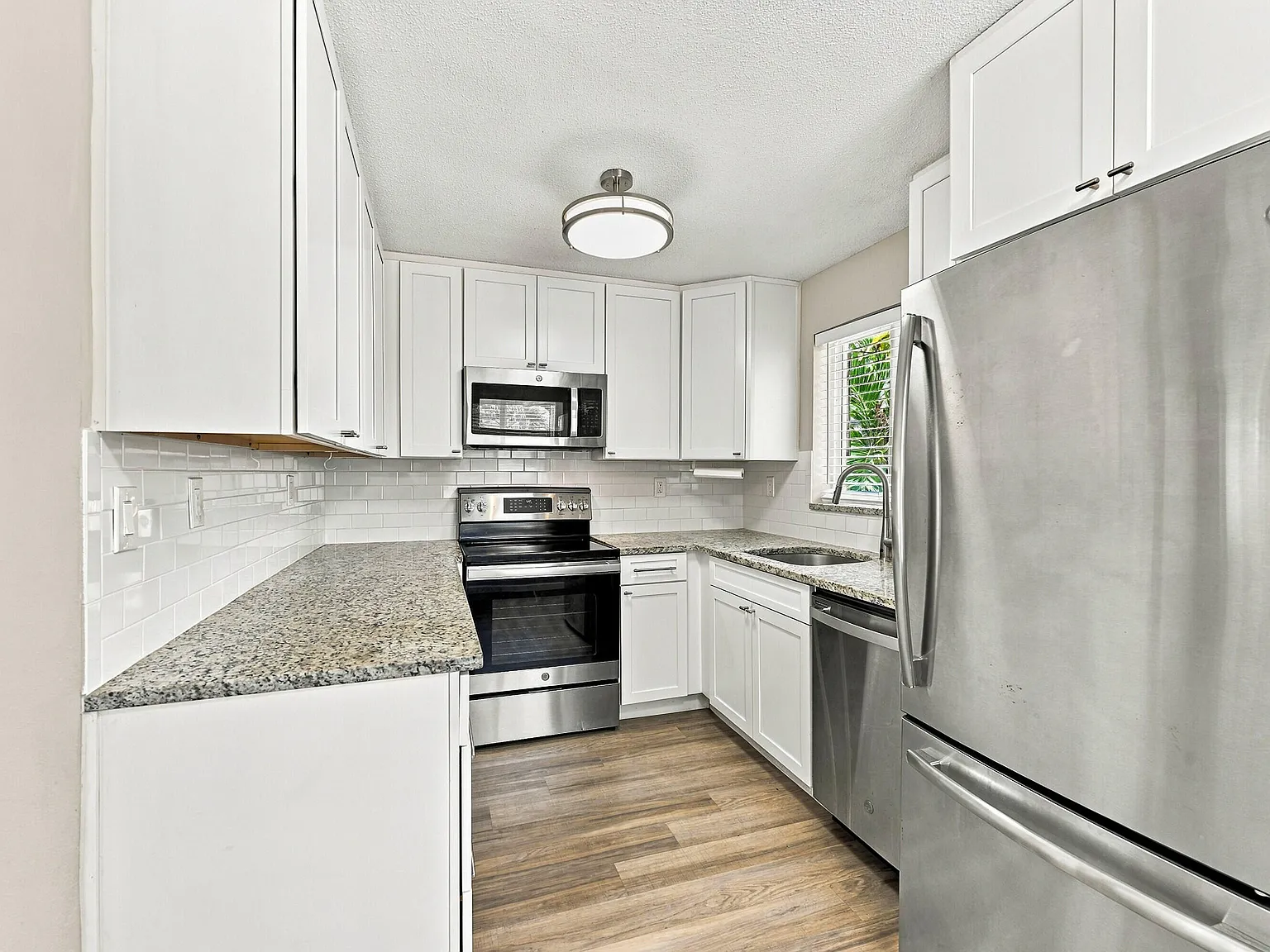 2 bed, 1.0 bath, 1572 sqft, $2,450 — Photo 2