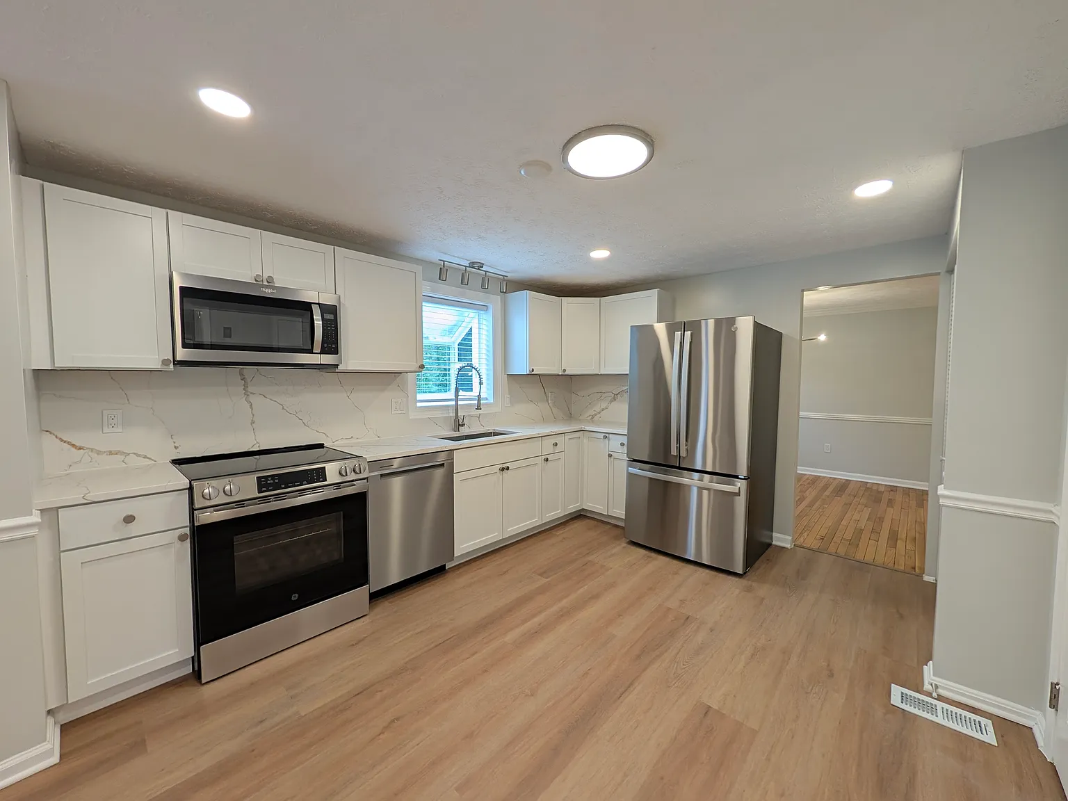 9629 Locust Hill Dr — Photo 3