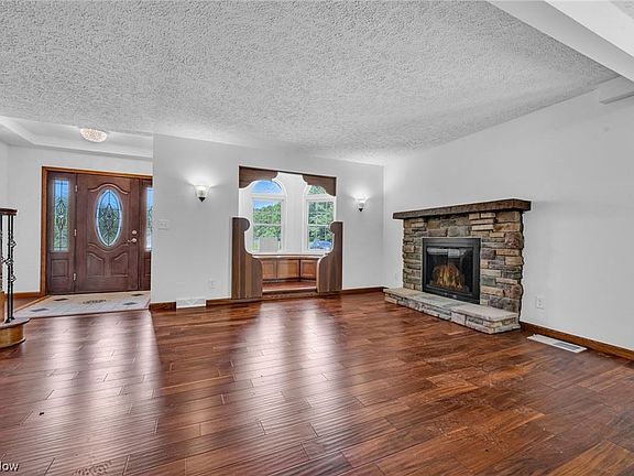 4th image of 6028 W Maple Rd