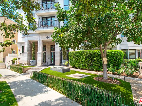 4th image of 441 S Barrington Ave #307