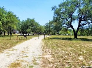 367 County Road 7756, Devine, TX 78016