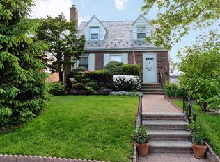 5312 215th St, Oakland Gardens, NY 11364