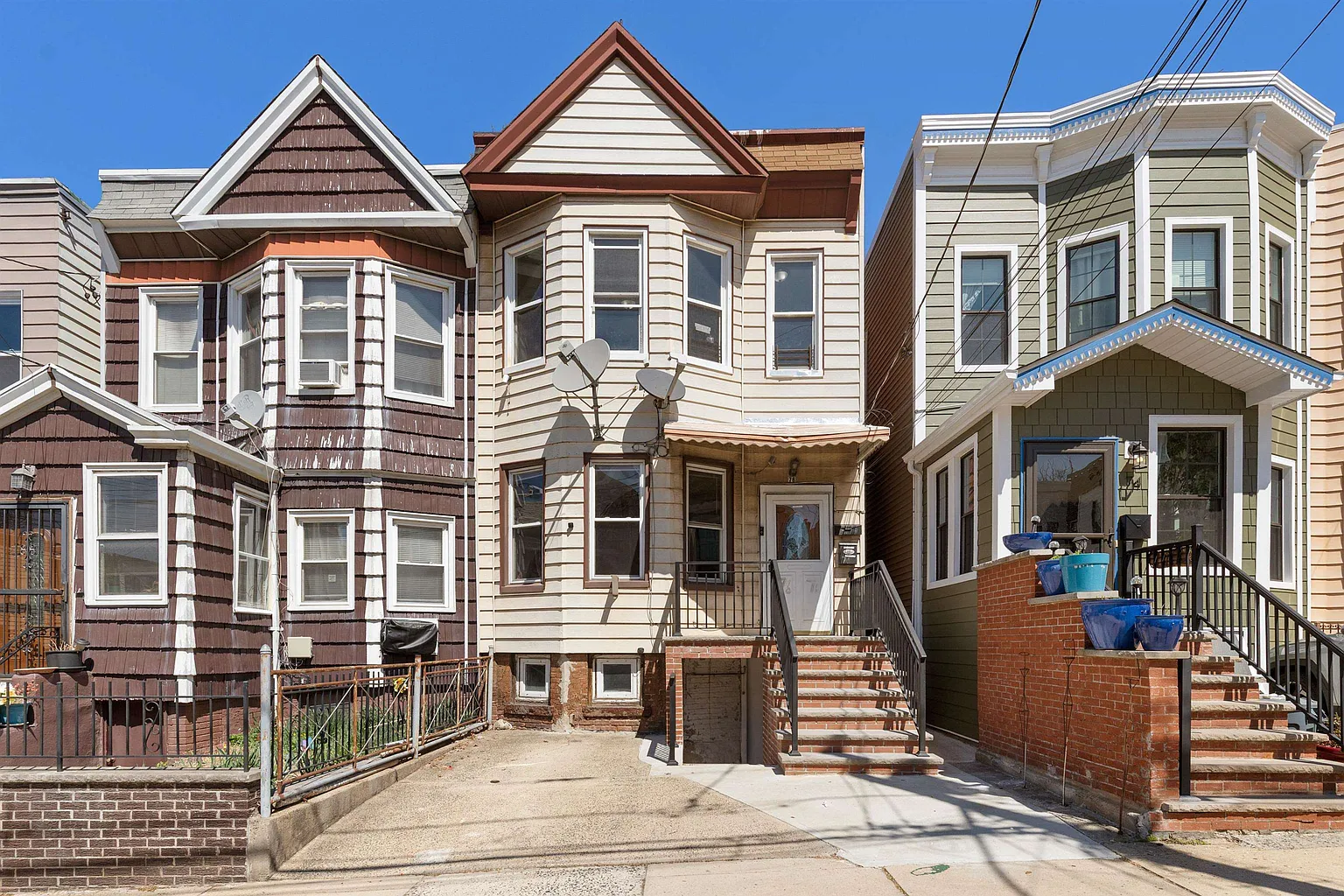 76 Beach St photo 1