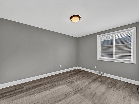 5th image of 9 Floreis Ct Unit 1