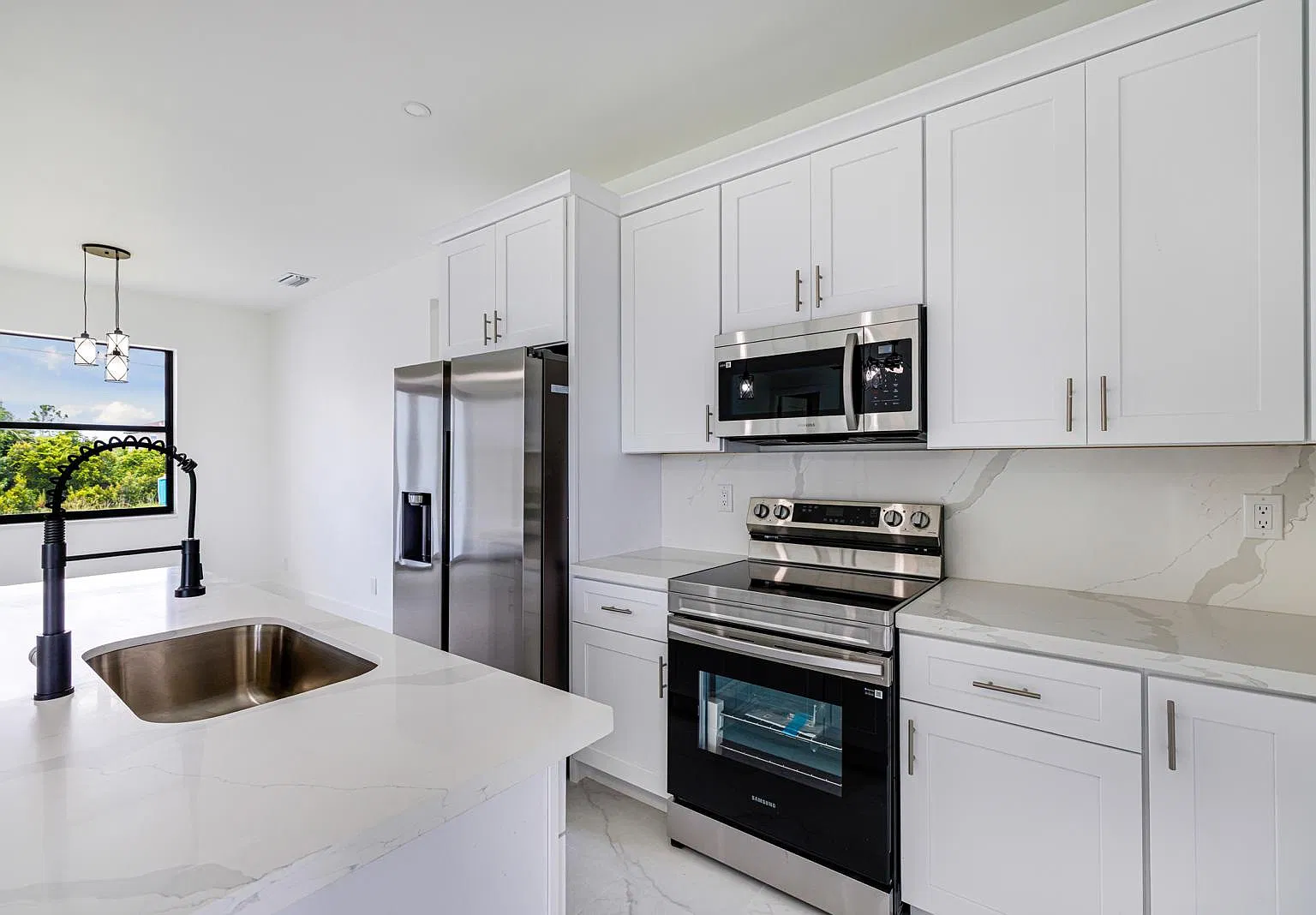 3 bed, 2324 sqft, $2,200 — Photo 3