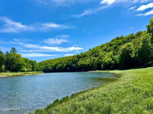 564A Peggy Runway Rd, Beach Lake, PA 18405