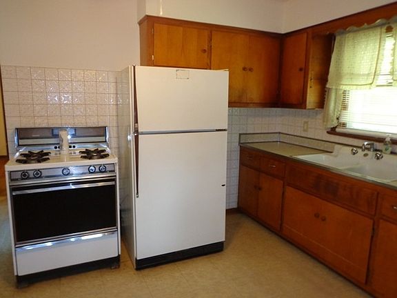 3rd image of 12400 S Honore St