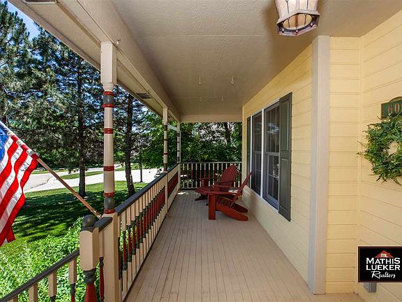 4th image of 608 Hawthorne Cir